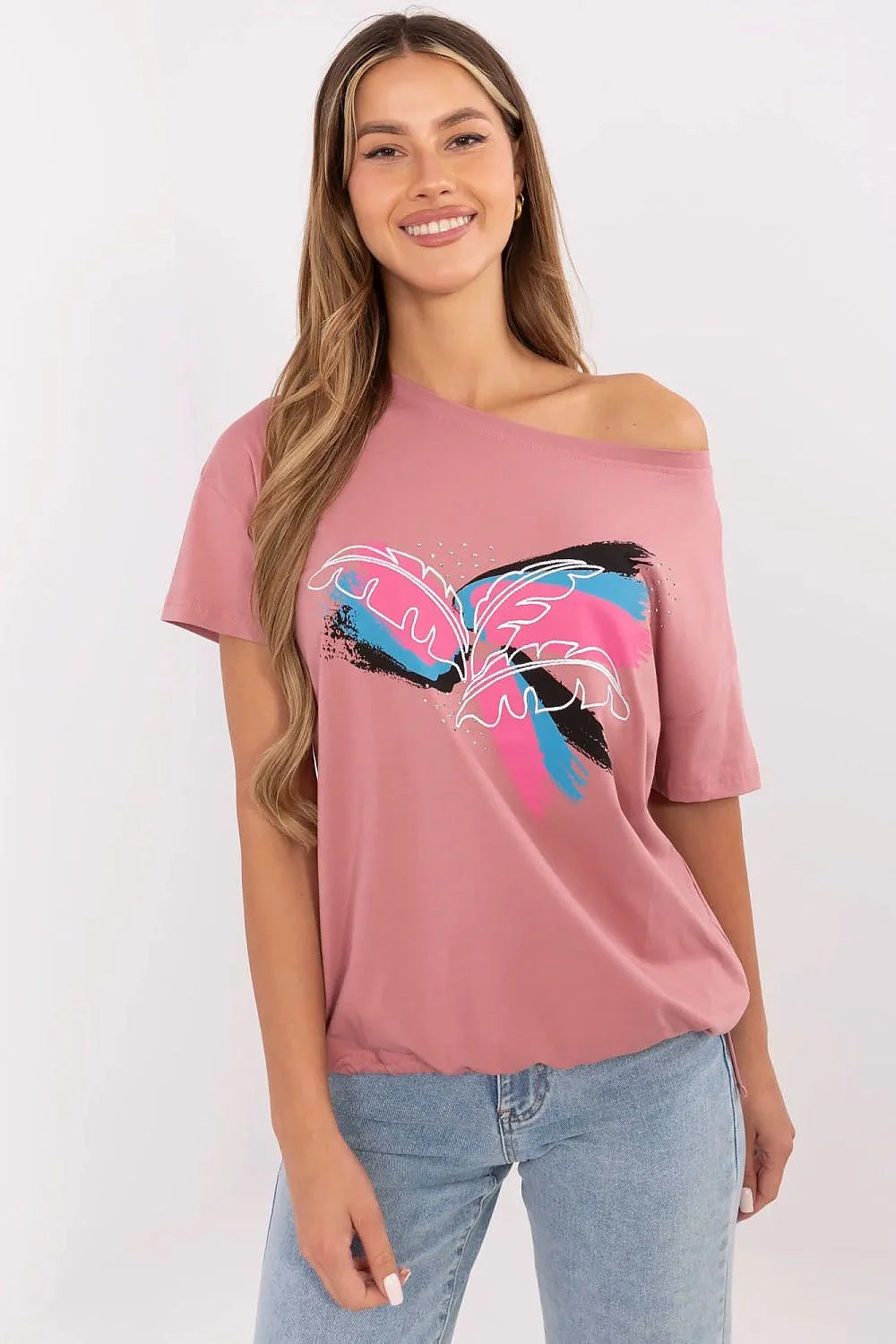 T-shirt femme design asymétrique motif artistique coton élasthanne style décontracté rose pâle manches courtes col rond épaule découverte