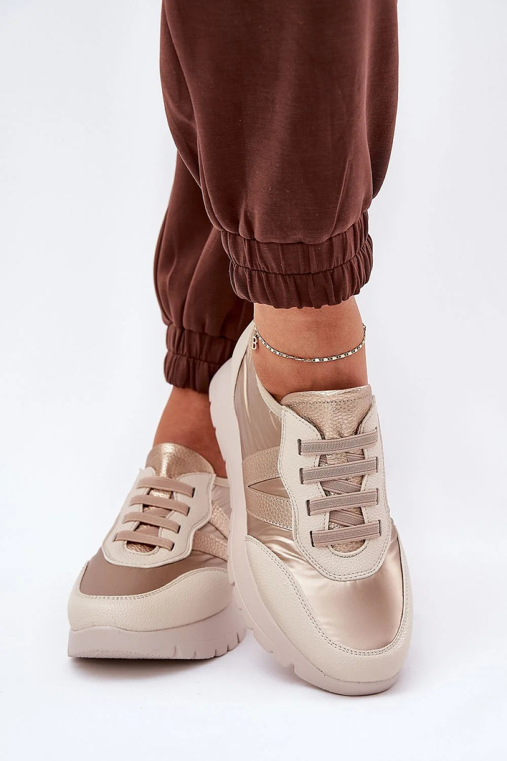 Baskets femmes design moderne élégant cuir synthétique textile beige doré lacets confortables occasion quotidienne