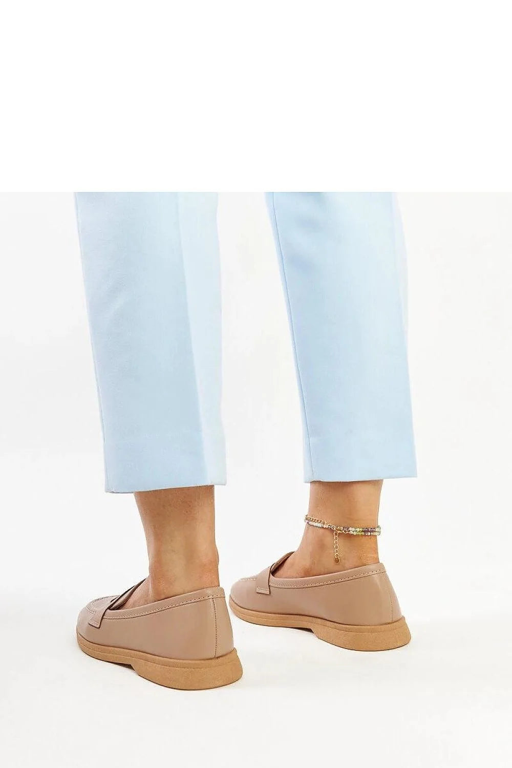 Mocassins classiques femme cuir écologique beige clair bout en amande semelle marron clair surpiqûres discrètes pantalon droite ajustée bleu clair sac main imitation cuir