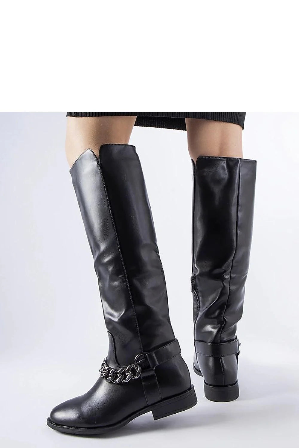 Bottes cuissardes en cuir noir moderne avec chaîne métallique pour un style élégant et sophistiqué