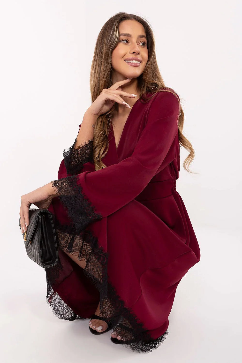robe cocktail midi portefeuille col V taille marquée ceinture intégrée manches longues évasées dentelle poignets ourlet polyester viscose fluide élégante