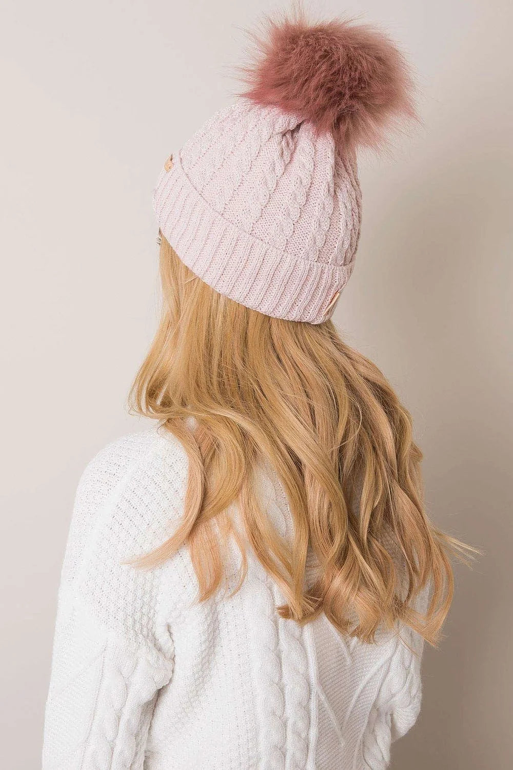 Bonnet d'hiver élégant pour femme en acrylique et laine, pompon en fausse fourrure rose, style classique avec revers, coupe ajustée, idéal pour les froids