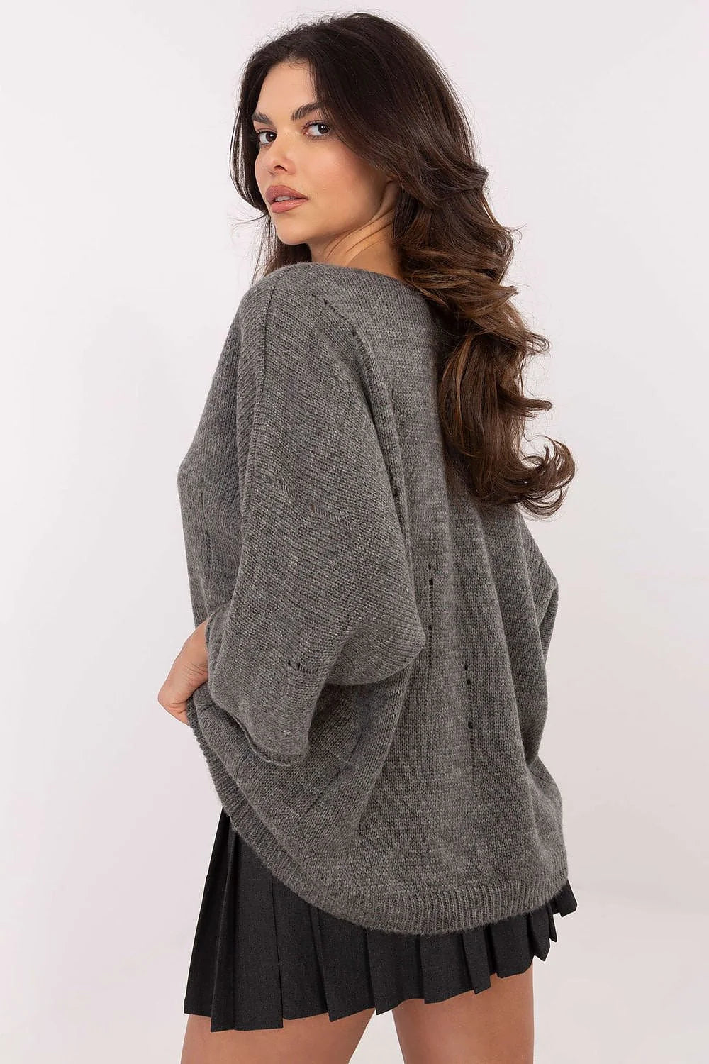 outfit casual femme sweater oversize gris chiné maille tricotée boxy manches troisquarts col rond ouvertures usures jupe plissée noire courte