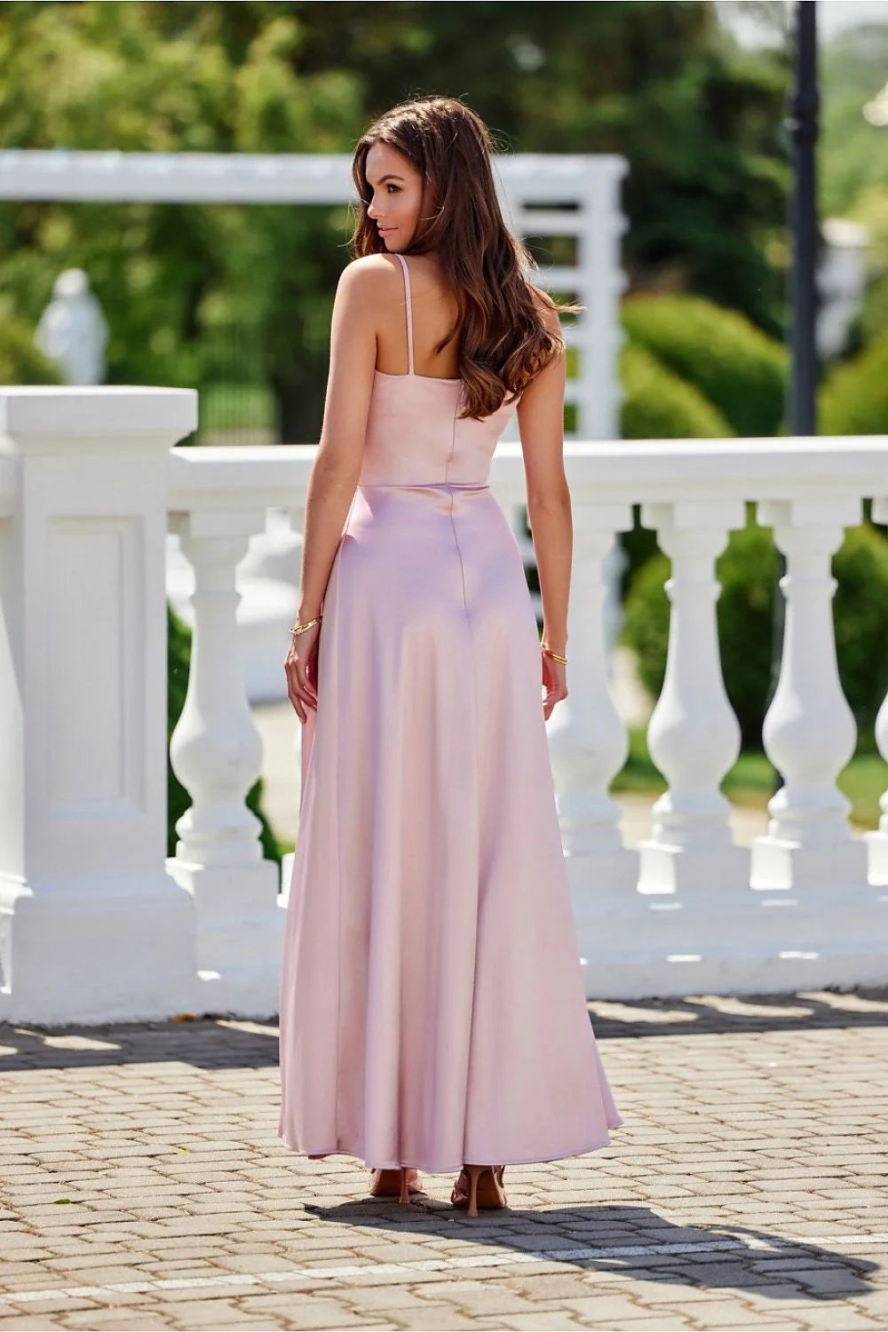 Robe longue empire en satin rose pâle encolure en cœur croisée jupe asymétrique fente haute dos nu bretelles fines occasion spéciale femme