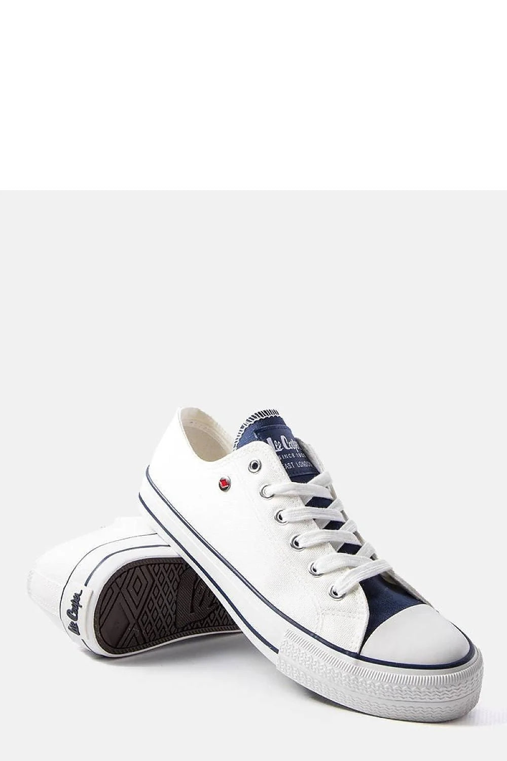 baskets femmes toile blanche semelle caoutchouc bande bleu marine étoile rouge œillets métalliques lacets blancs bout arrondi talon plat rétro