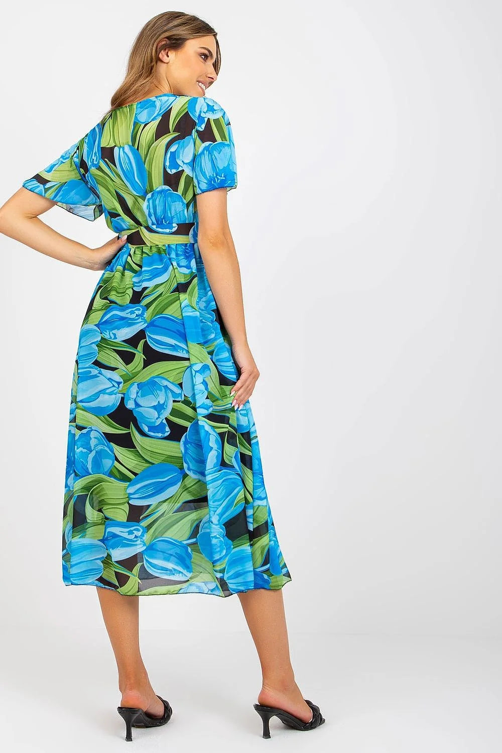 Robe de jour style floral manches courtes coupe évasée détails fins tissu léger confortable femme