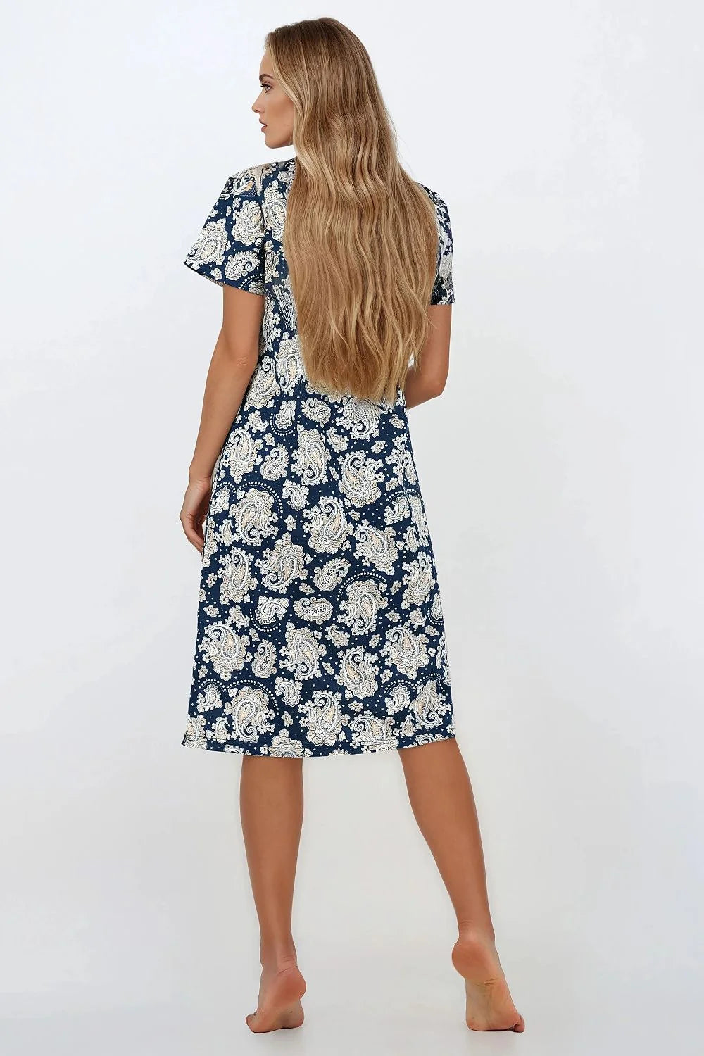Robe midi féminine élégante motif cachemire floral blanc fond bleu marine manches courtes encolure ronde