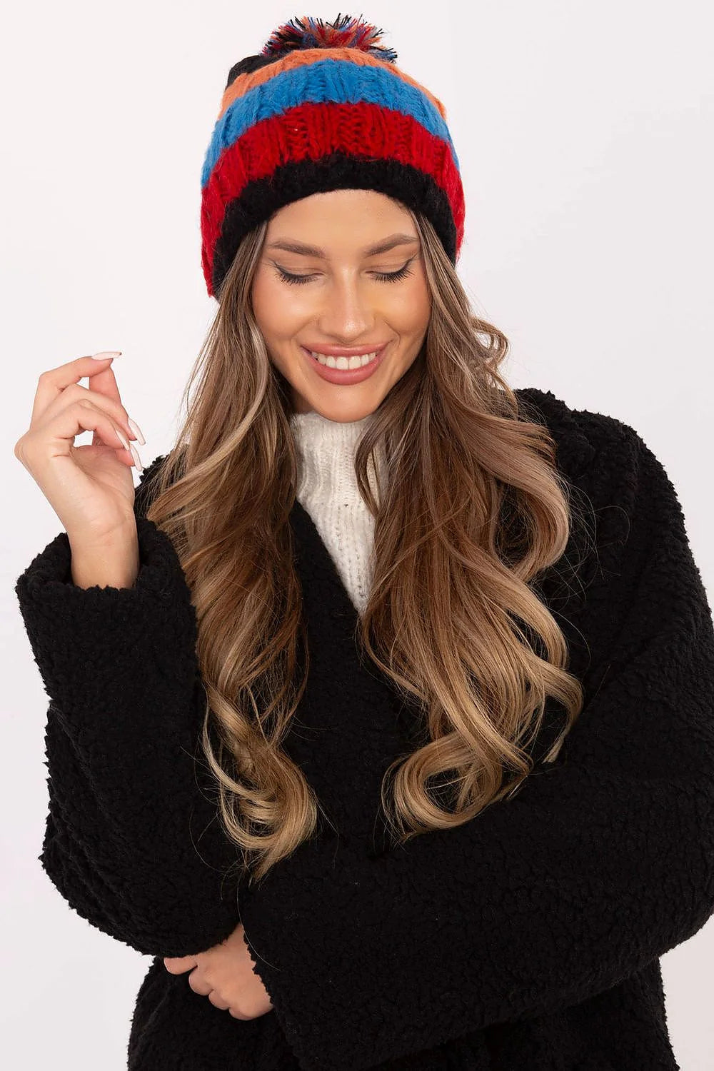 Bonnet d'hiver pour femmes en tricot coloré avec pompon multicolore, design moderne et coupe ajustée, accessoire tendance et chaud