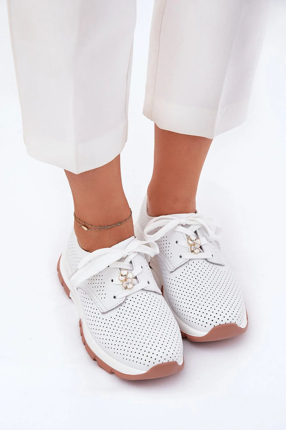 Chaussures basses pour femmes en cuir naturel, design perforé, couleur blanche, détails fleur dorée, semelle épaisse, look moderne, confort quotidien
