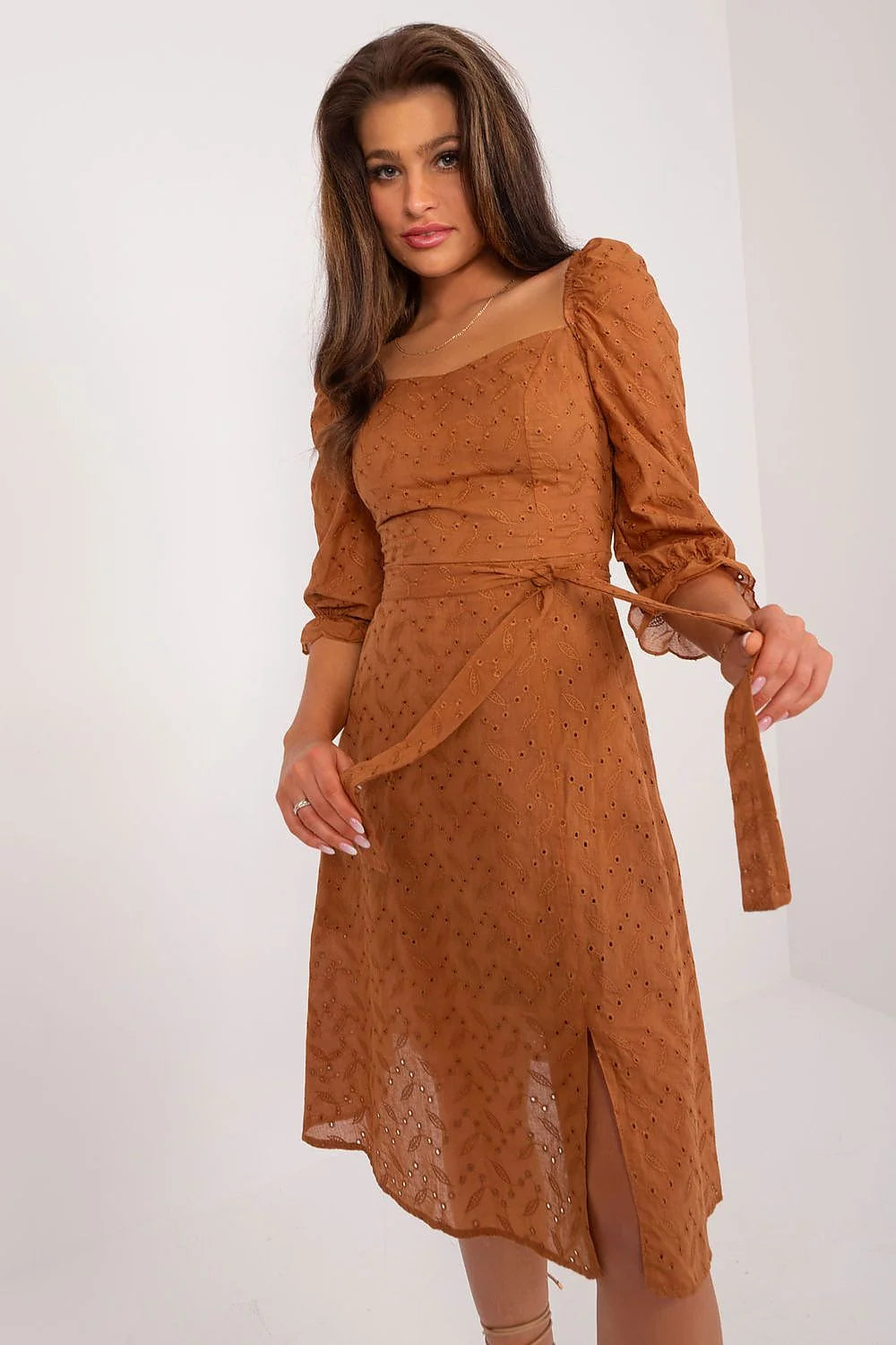 Robe de jour Lakerta en coton aéré manches courtes à volants longueur midi coupe évasée décolleté carré ceinture assortie