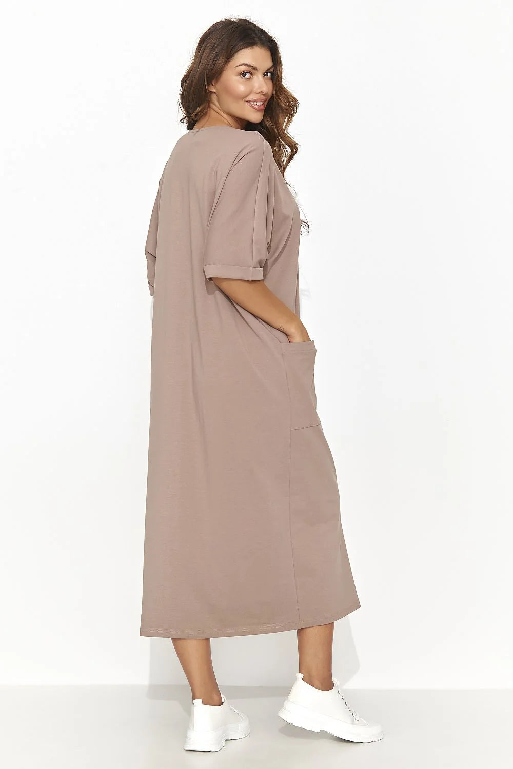 robe jour élégante longue mi mollet manches troisquarts retroussées coupe droite ample poches plaquées coton taupe confortable respirante minimaliste intemporelle