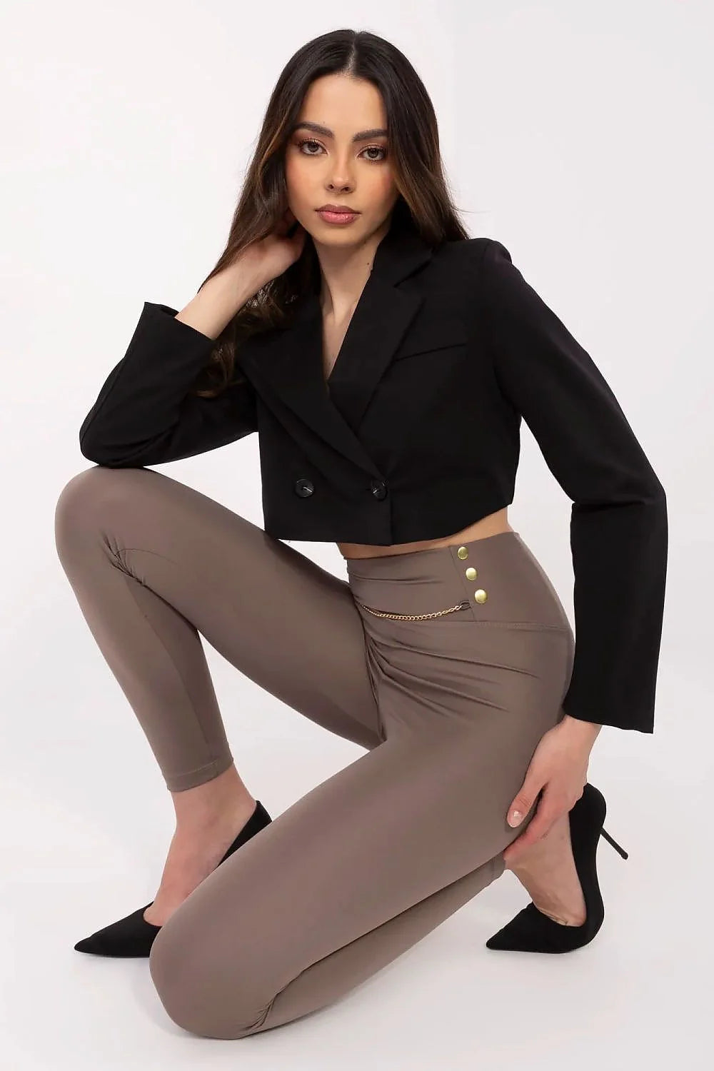 Blazer cropped noire et leggings taille haute taupe moulants modernes pour femme élégance sophistiquée soirée occasion