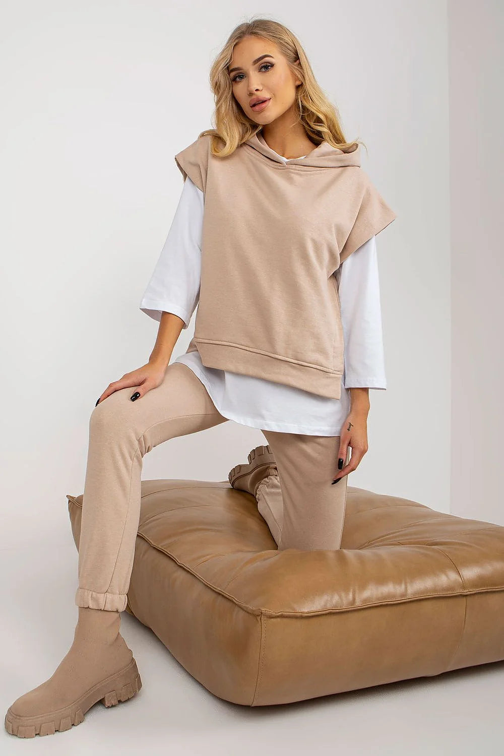 ensemble femme casual athleisure blouse sweat pantalon beige coton polyester confort moderne capuche sans manches coupe relaxed poches elastique molleton