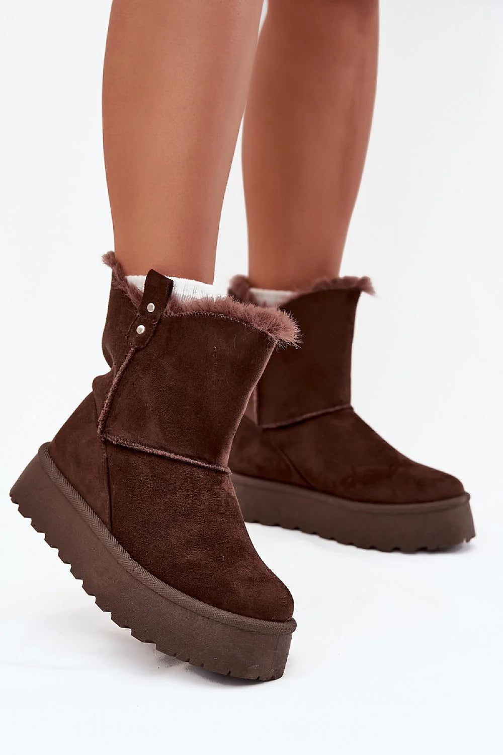 bottes hiver femme écosuède montantes plateforme crantée antidérapante fourrées doublure fourrure semelle confortable chaude marron bout rond rivets pullon élégantes