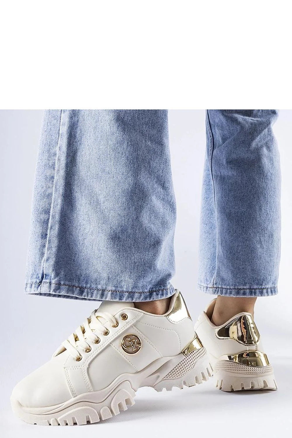 Baskets femme modernes élégantes style urbain sportif cuir synthétique blanc doré semelle épaisse lacets blancs logo doré confortable