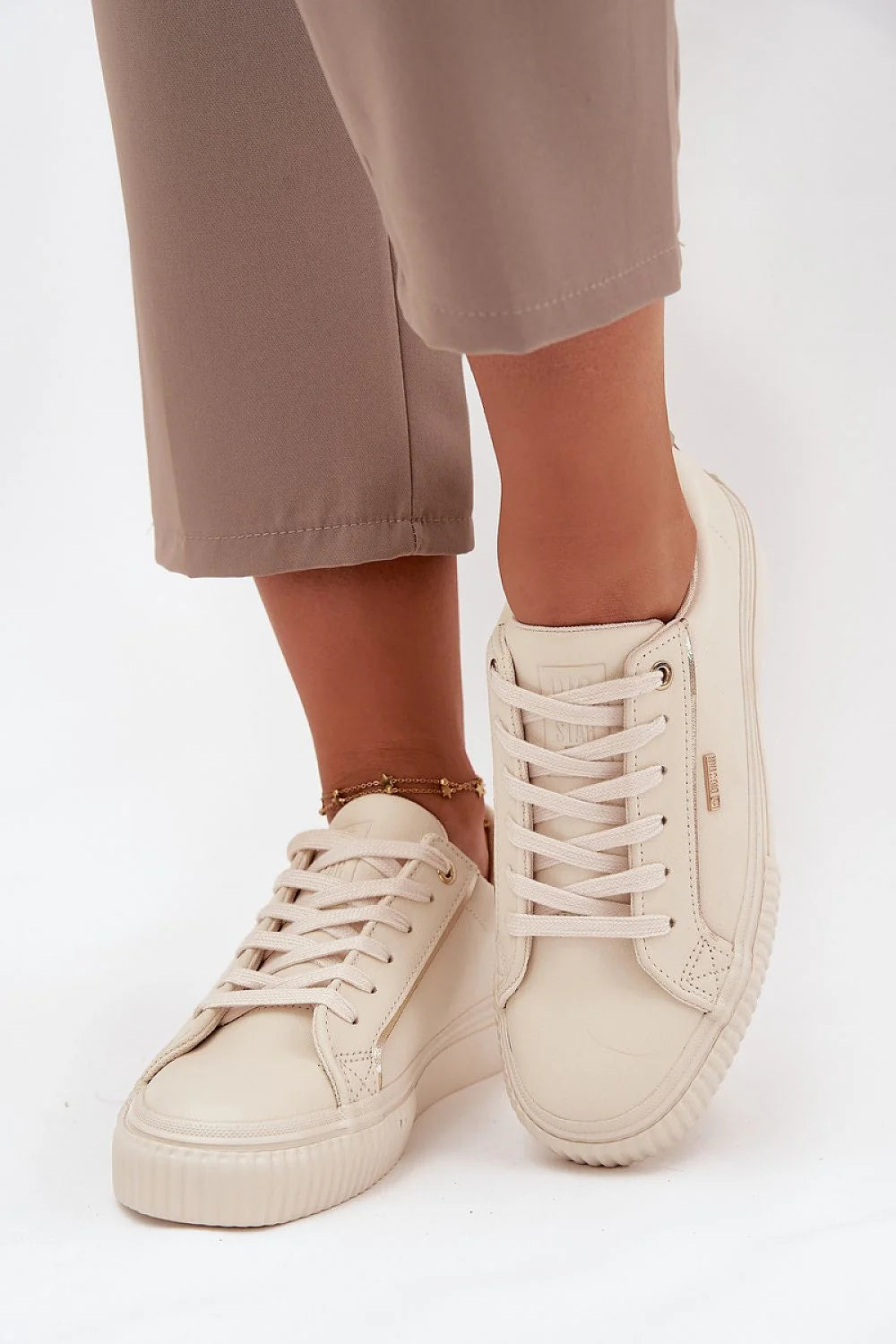 sneakers femme BigStar similicuir écologique écru beige plateforme épaisse 3cm semelle mousse textile crantée caoutchouc matelassé lacets garnitures dorées