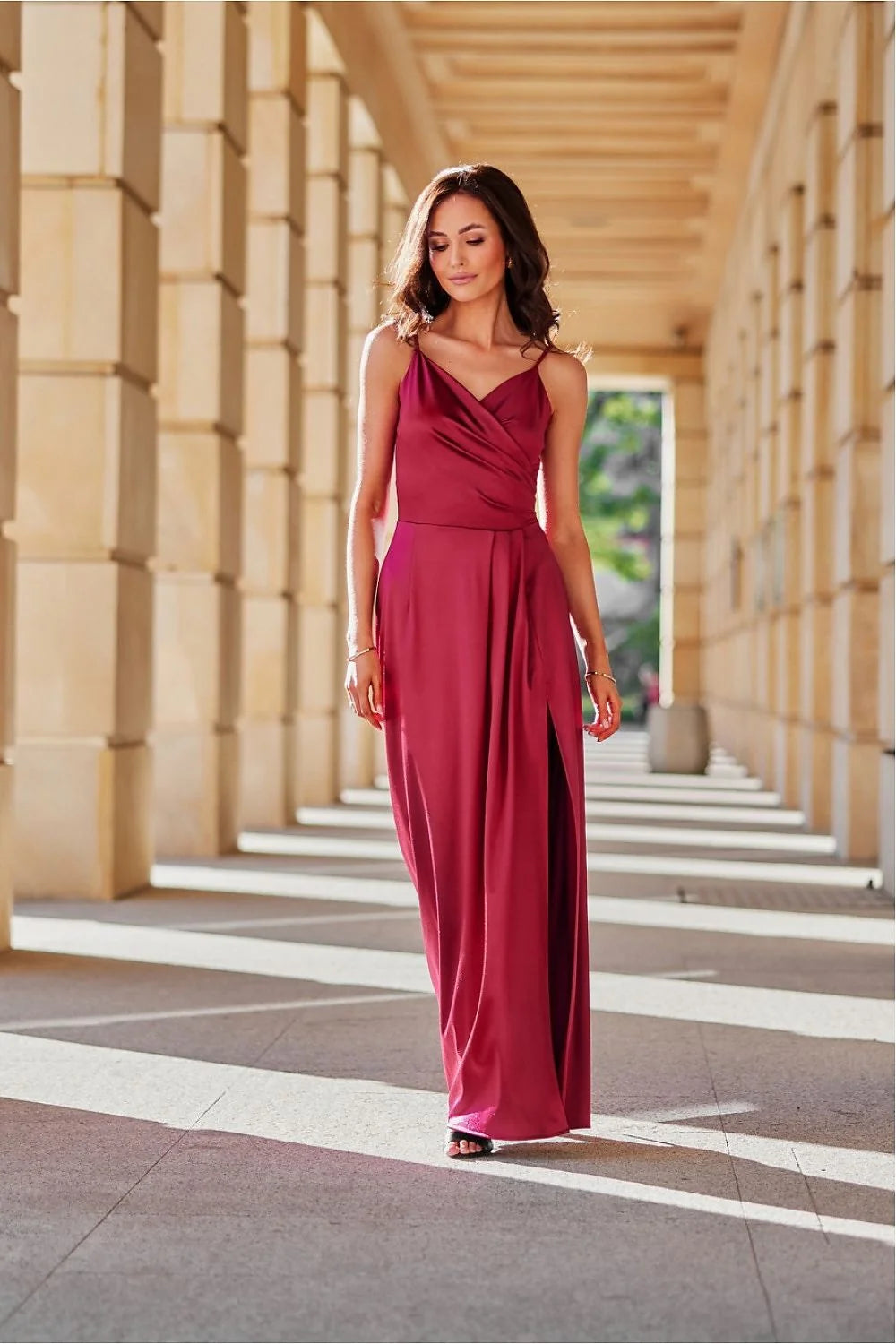Robe longue élégante en satin cache-cœur rouge bordeaux bretelles spaghetti taille ajustable fente haute soirée mariage femme
