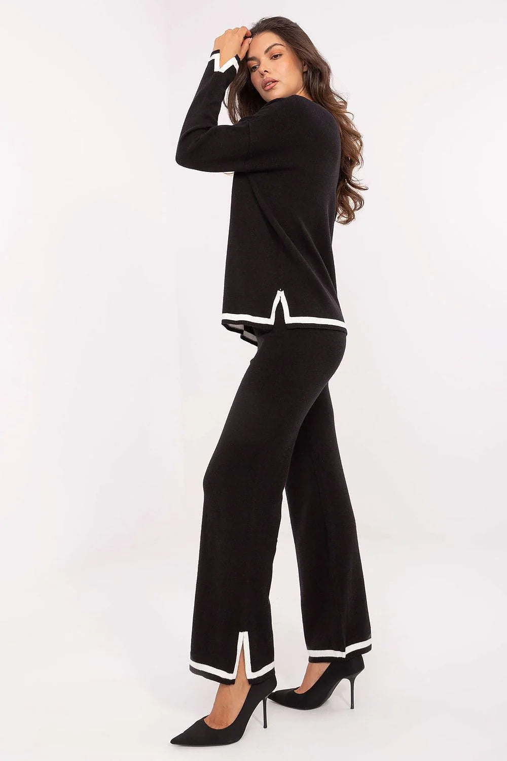 ensemble femme pull col V oversize manches longues finitions contrastées fentes poignets ourlet pantalon taille haute jambe large maille noire