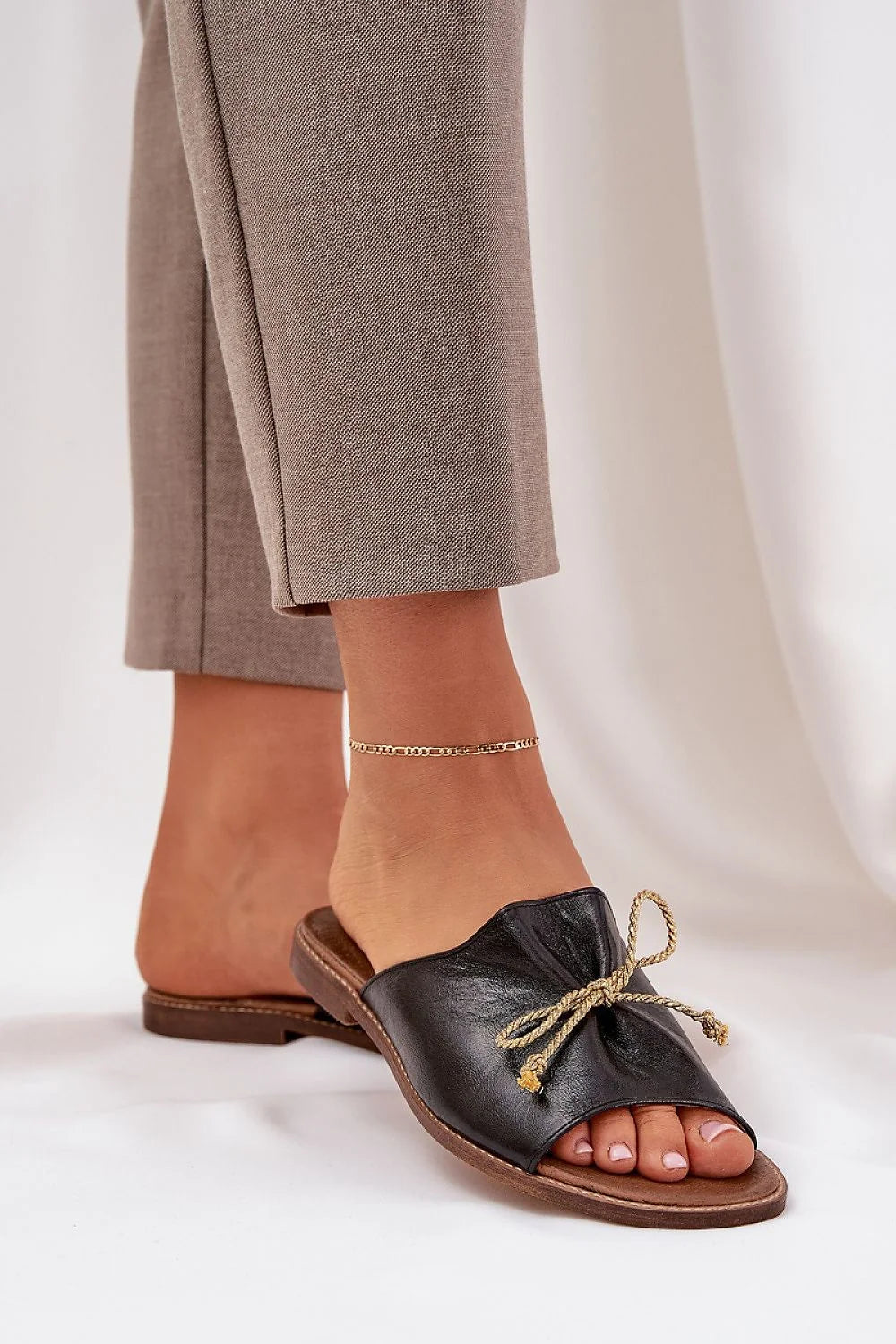Sandales femmes élégantes en cuir naturel talon plat nœud décoratif style chic décontracté été
