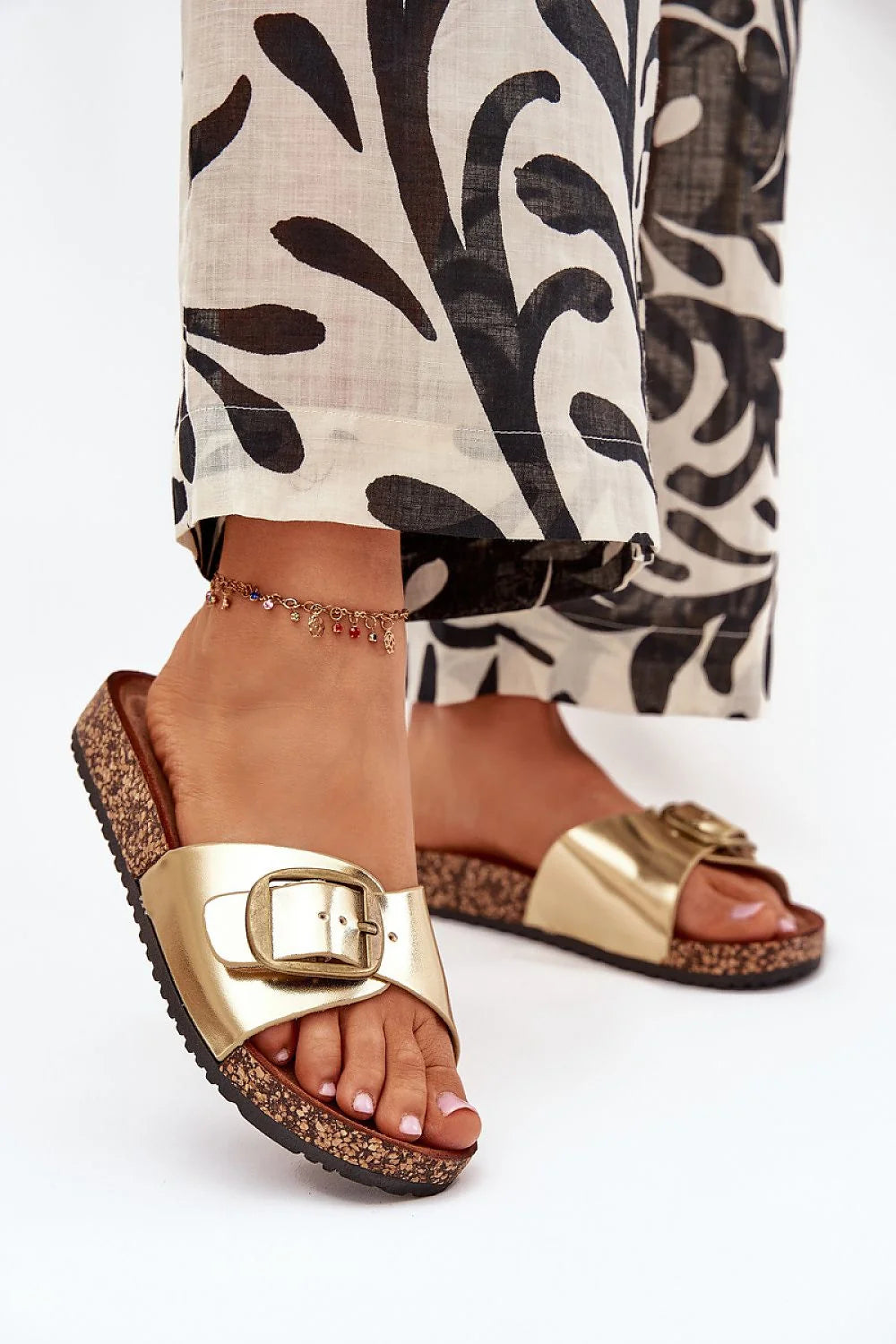 sandales femme simili cuir plateforme liège semelle anatomique suédée extérieure crantée antidérapante bride large métallisée dorée boucle réglable