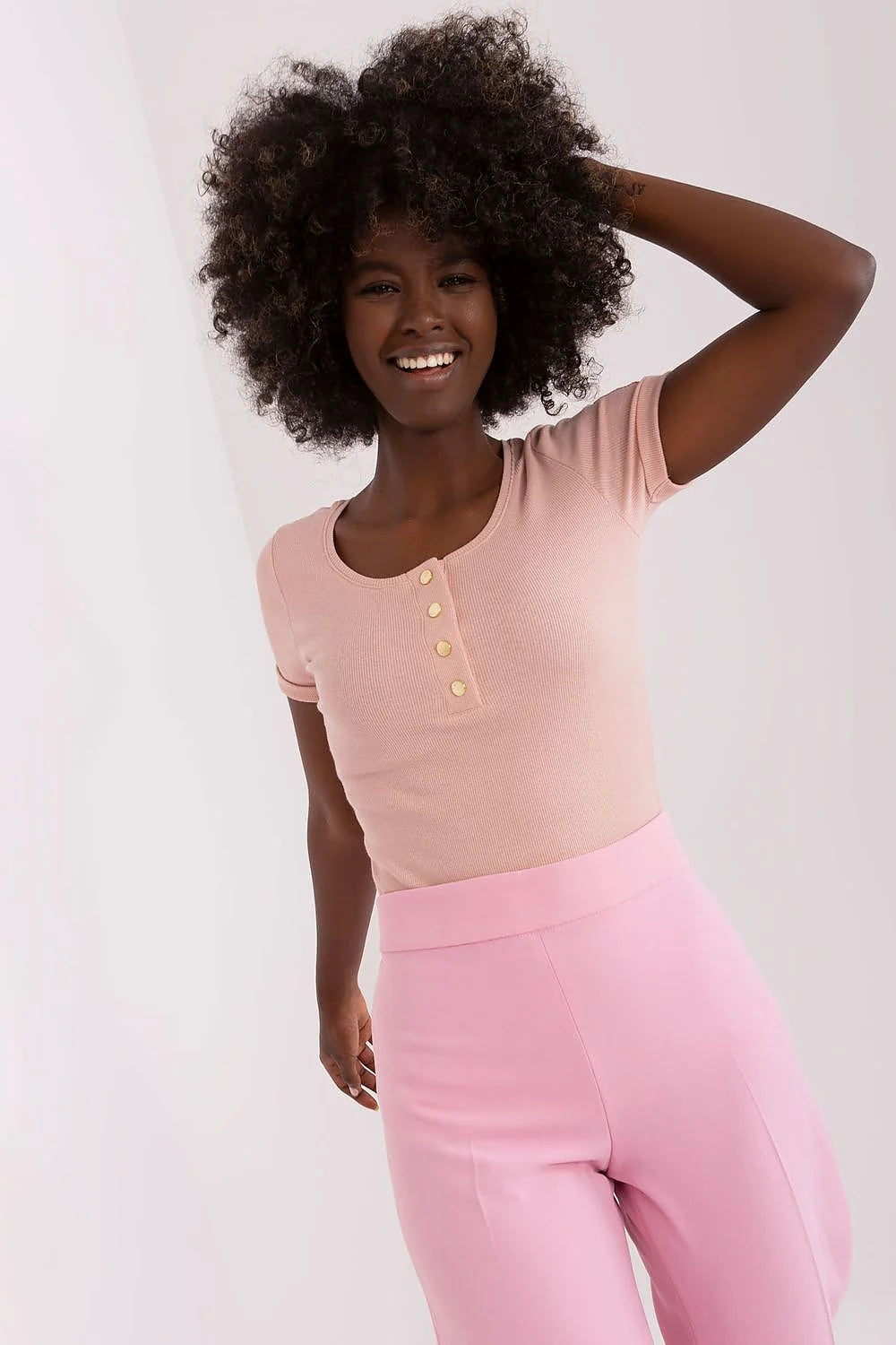 Chemisier et pantalon Och Bella deux pièces en tissu côtelé rose pâle manches courtes col rond boutons dorés patch moderne matière élasthane coton taille ajustable femme S M L XL