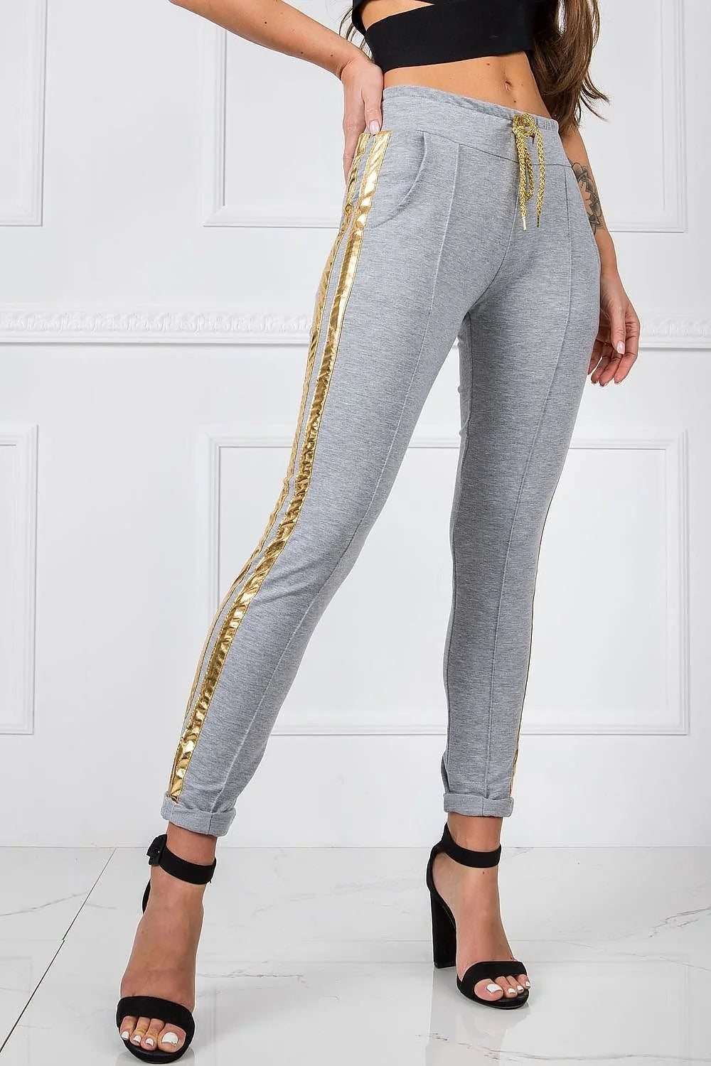Pantalon survêtement femme style décontracté bleu marine doré coton élasthanne taille élastiquée poches latérales fuselé moderne