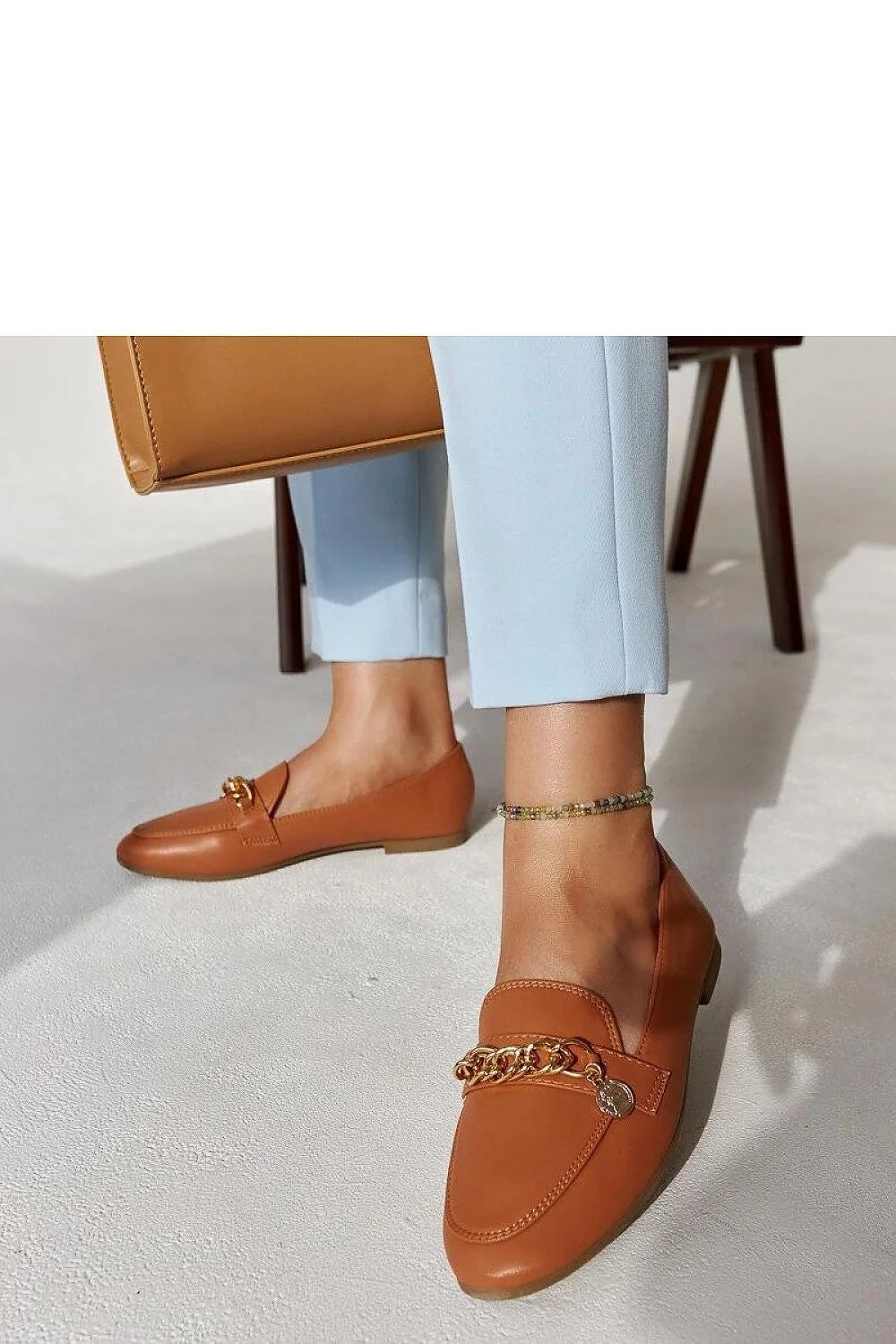 Moccasins pour femmes design élégant style intemporel chaîne dorée similicuir couleur camel confortable occasion polyvalente