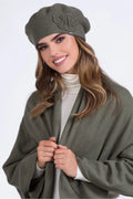 Béret en laine Kamea vert olive avec détails en perles et strass, assorti d'un châle pour femme