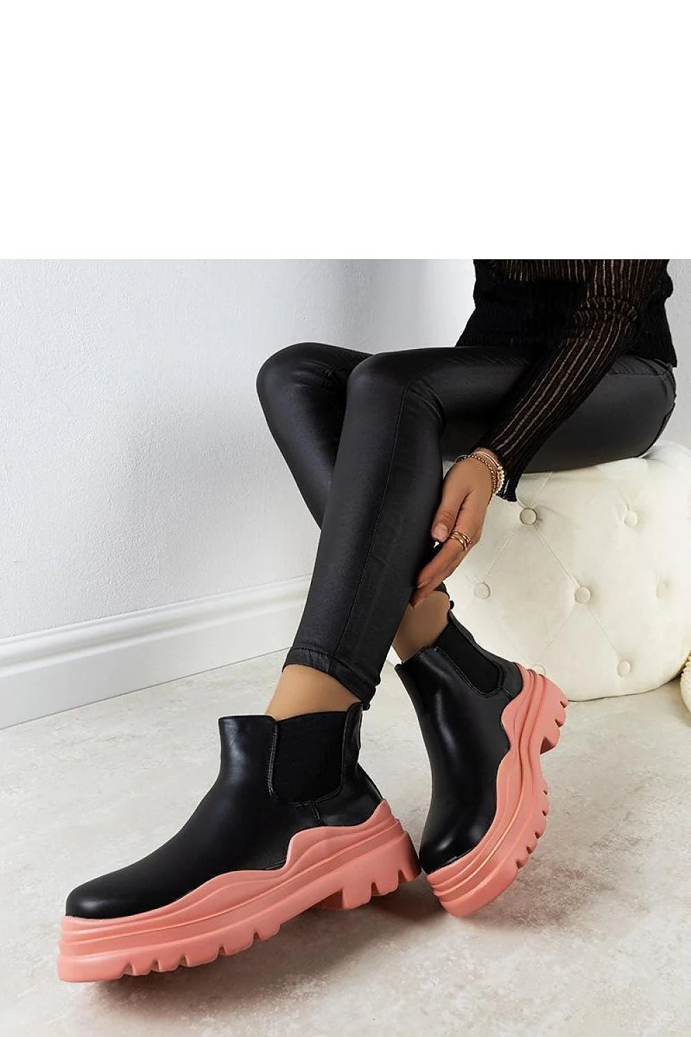 bottines chelsea femme cuir vegan noir semelle rose épaisse crantée antidérapante confortable cheville élastiques latéraux tirette urbaine audacieuse