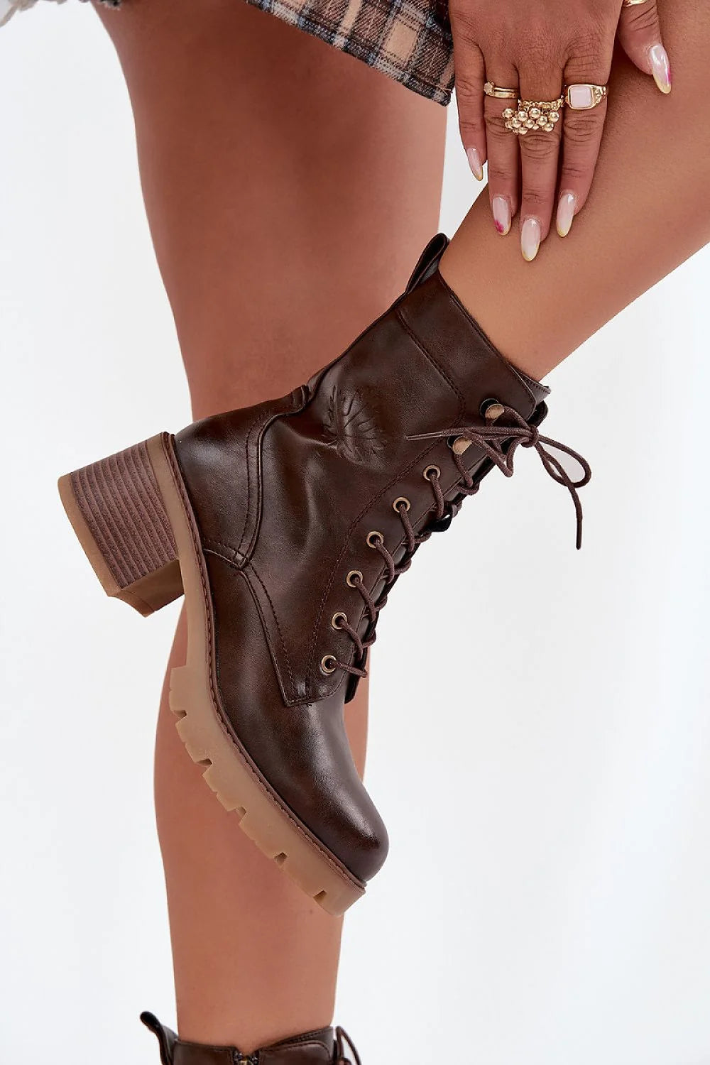bottines femme similicuir marron foncé talon bloc mihaut lacets zip latéral doublure chaude feuille décoratif élégant semelle crantée antidérapante