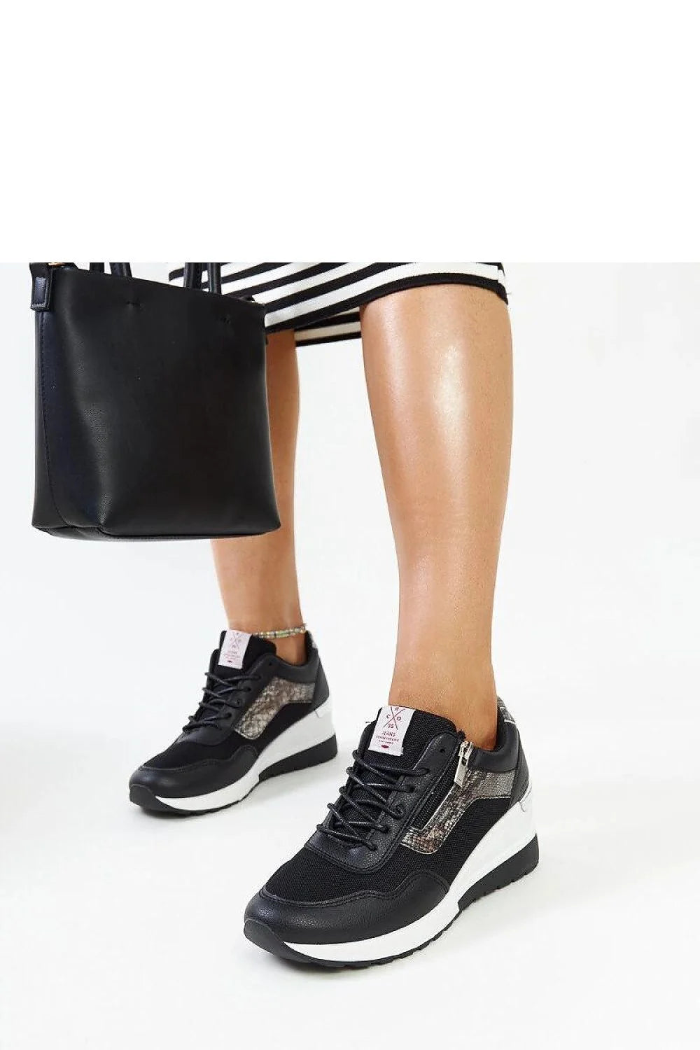 baskets femme sneakers compensées noires bicolores plateforme semelle crantée tige cuir synthétique mesh empiècements imitation python