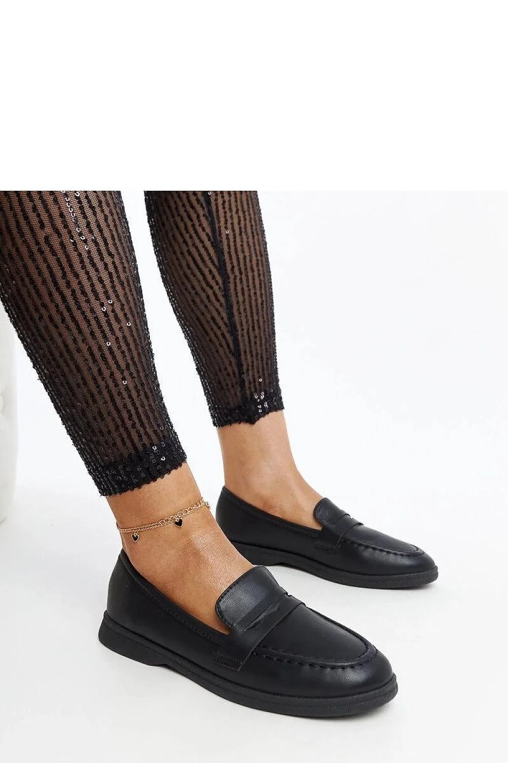 mocassins femme cuir noir élégant confortable classique bout amande semelle caoutchouc plat talon bas coutures apparentes empeigne patte enfiler polyvalent