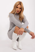 Robe de jour élégante en tricot côtelé gris manches longues coupe ajustée avec bottes en cuir blanc femme