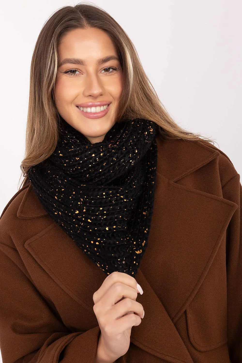 snood femme grosse maille tricotée noire paillettes dorées circulaire large enveloppante chic festif doux chaud cosy polyester imprimé coloré ajusté