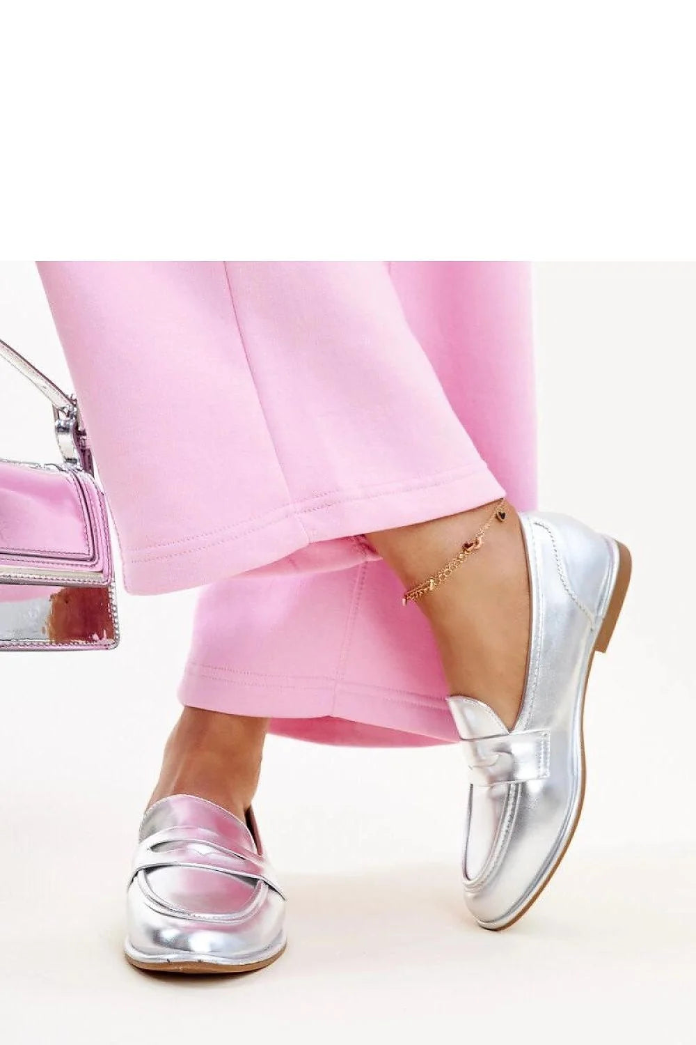 mocassins femmes classiques modernes argentés cuir synthétique brillant semelle plate marron clair slipon bout rond surpiqûres bride décorative confortable quotidien