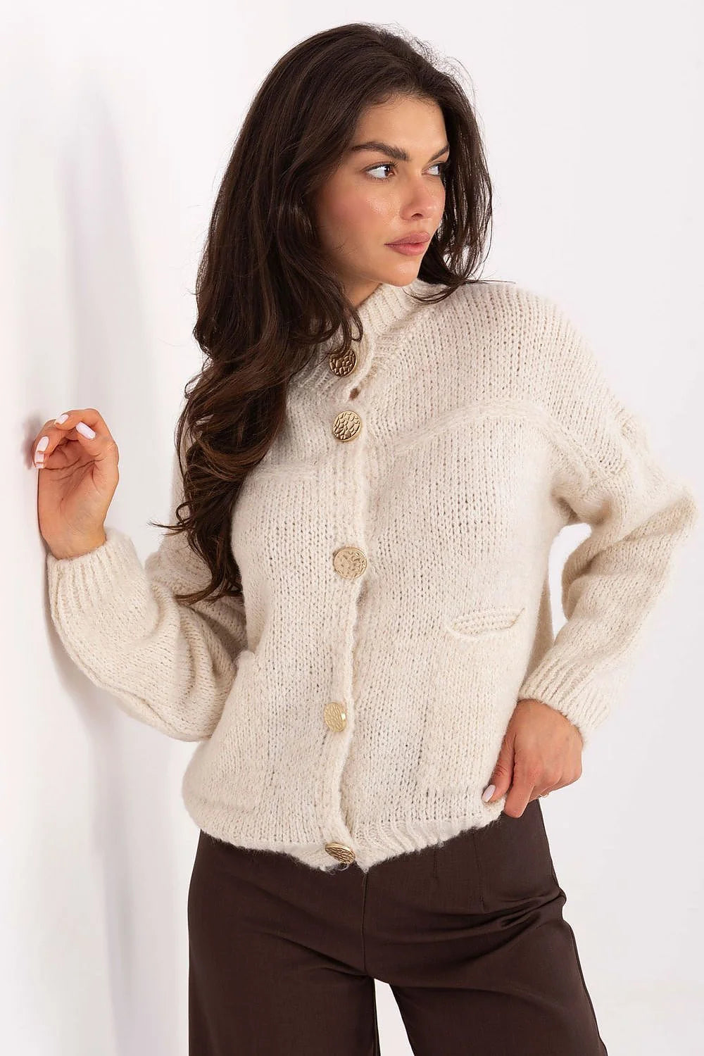 cardigan femme oversize court écru maille duveteuse mohair laine mélangée coupe cocon col montant gros boutons dorés sculptés