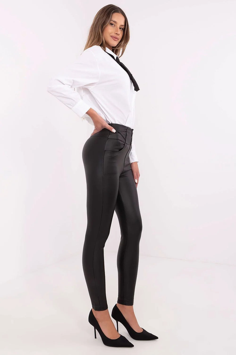 Chemisier blanc nœud noir pantalon noir ajusté talons hauts stilettos ensemble élégant soirée femme