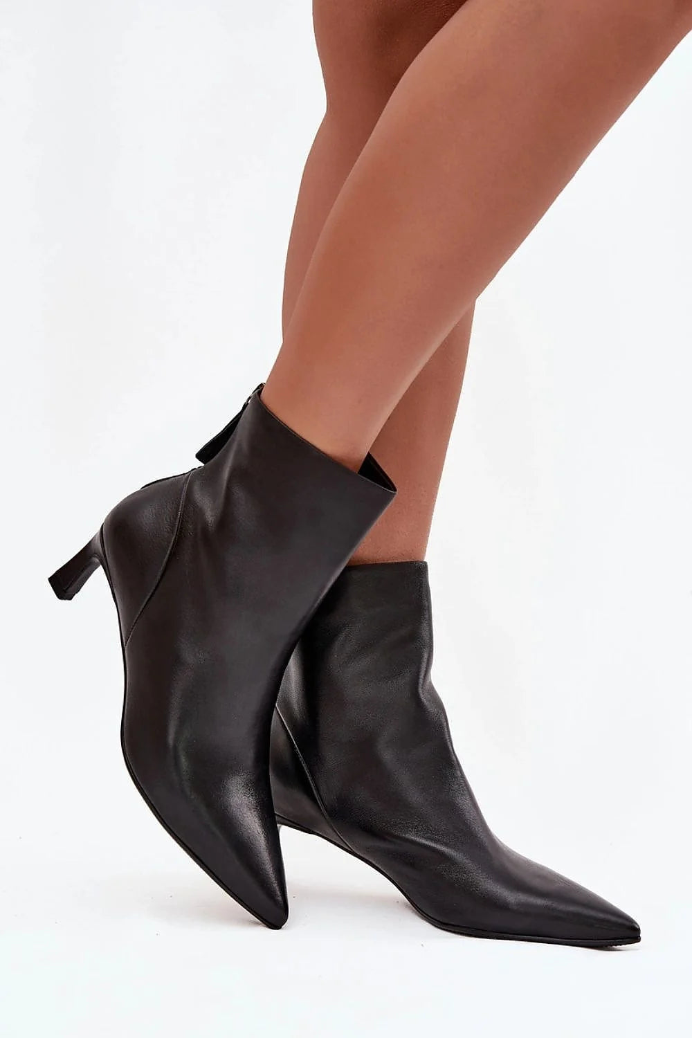 bottines femme cuir naturel lisse noir bout pointu effilé talon aiguille silhouette épurée fermeture éclair arrière confort élégantes soirée bureau