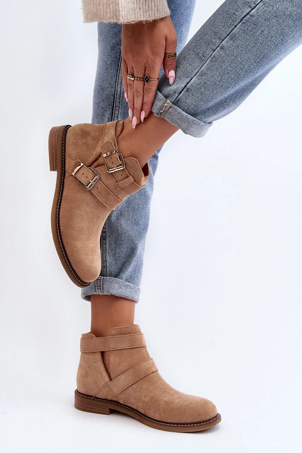 Bottes Step in style classiques pour femmes en suédine écologique beige clair, design moderne, talon plat, brides ajustables, look élégant