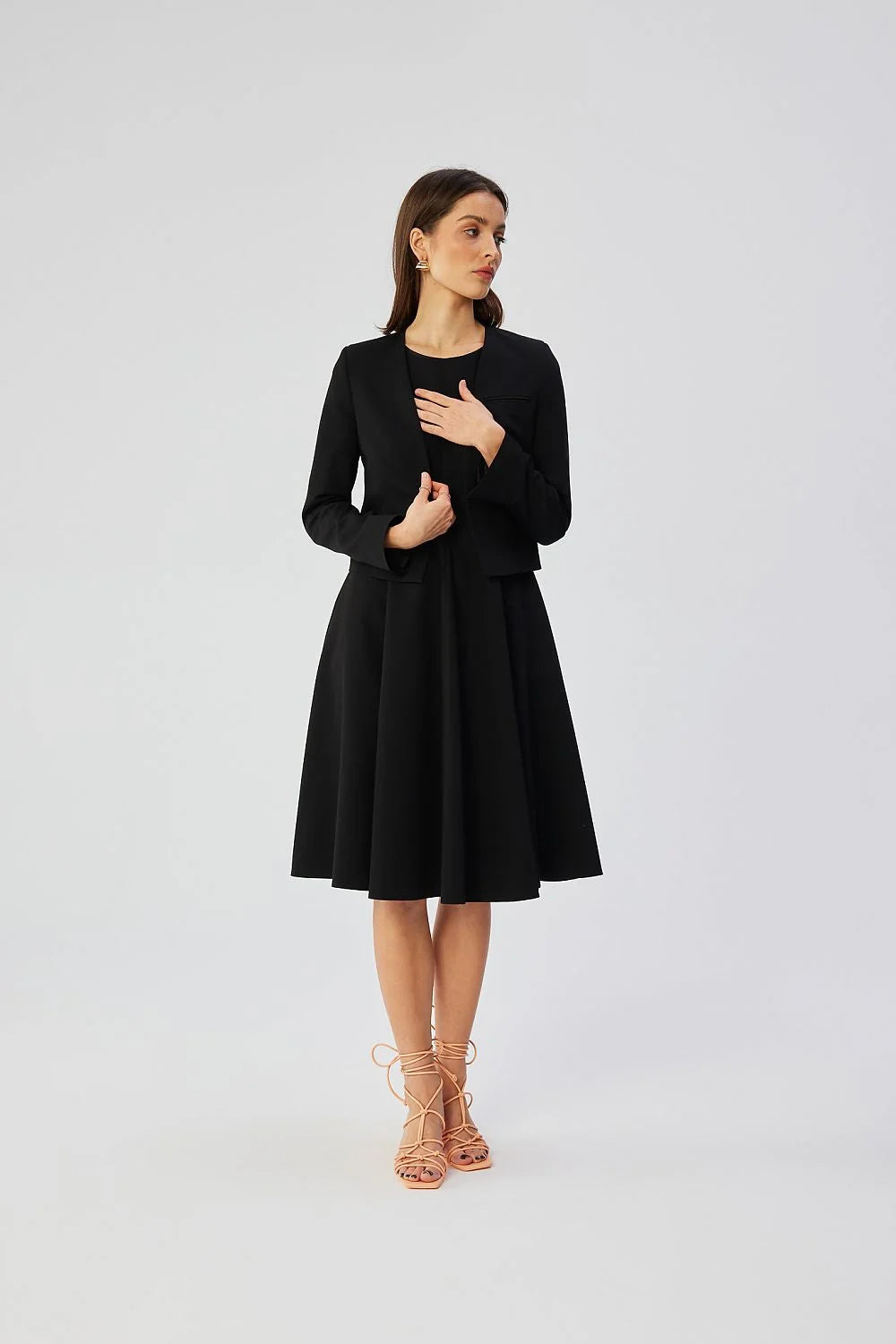 Veste Stylove élégante noire pour femme, design moderne, coupe ajustée, manches longues, poche poitrine, matériau de qualité, style professionnel