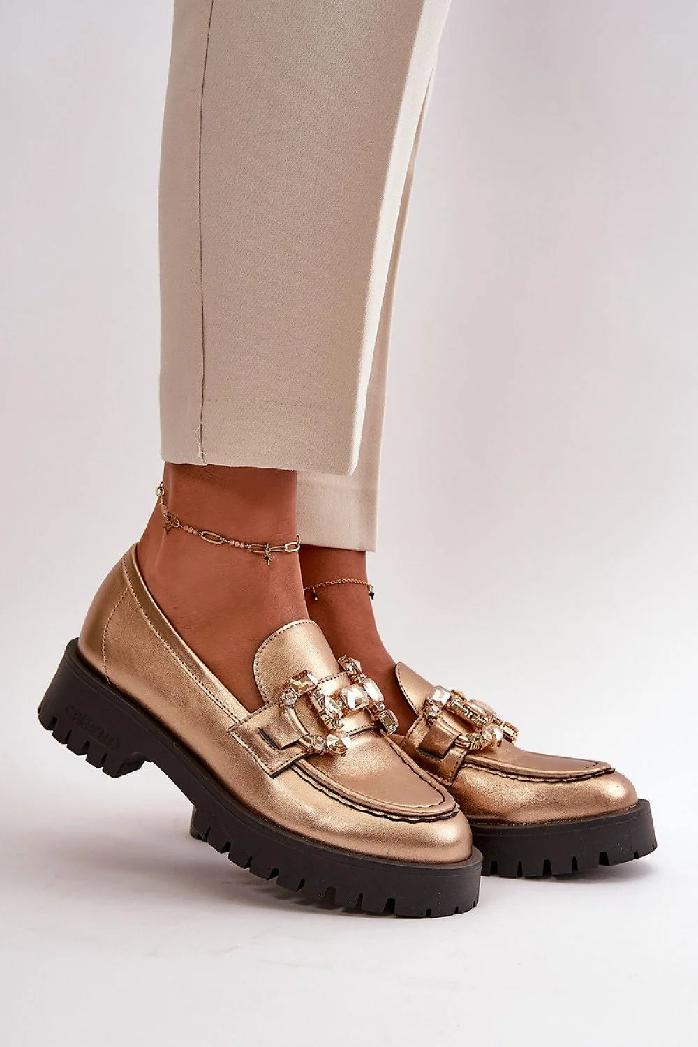 Mocassins métalliques dorés Che Bello, cuir naturel, talon plat, décoration pierres précieuses imitation, confortable, style élégant moderne, femmes