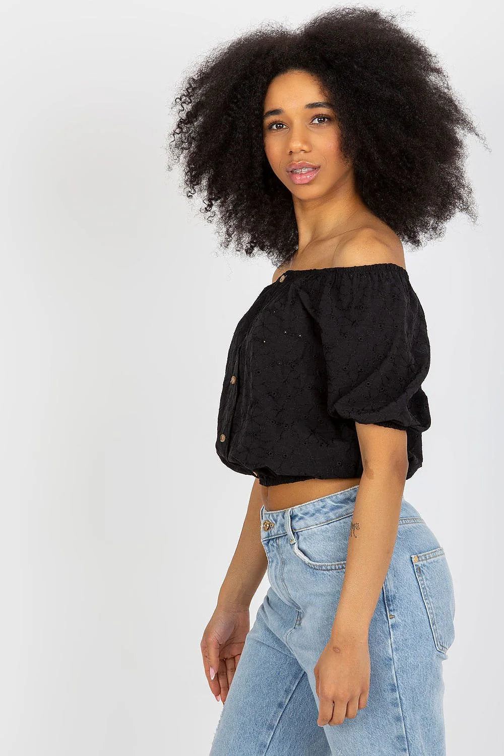 chemisier boho crop noir broderie anglaise bardot épaules dénudées manches courtes bouffantes boutons bois taille élastiquée coton léger estival