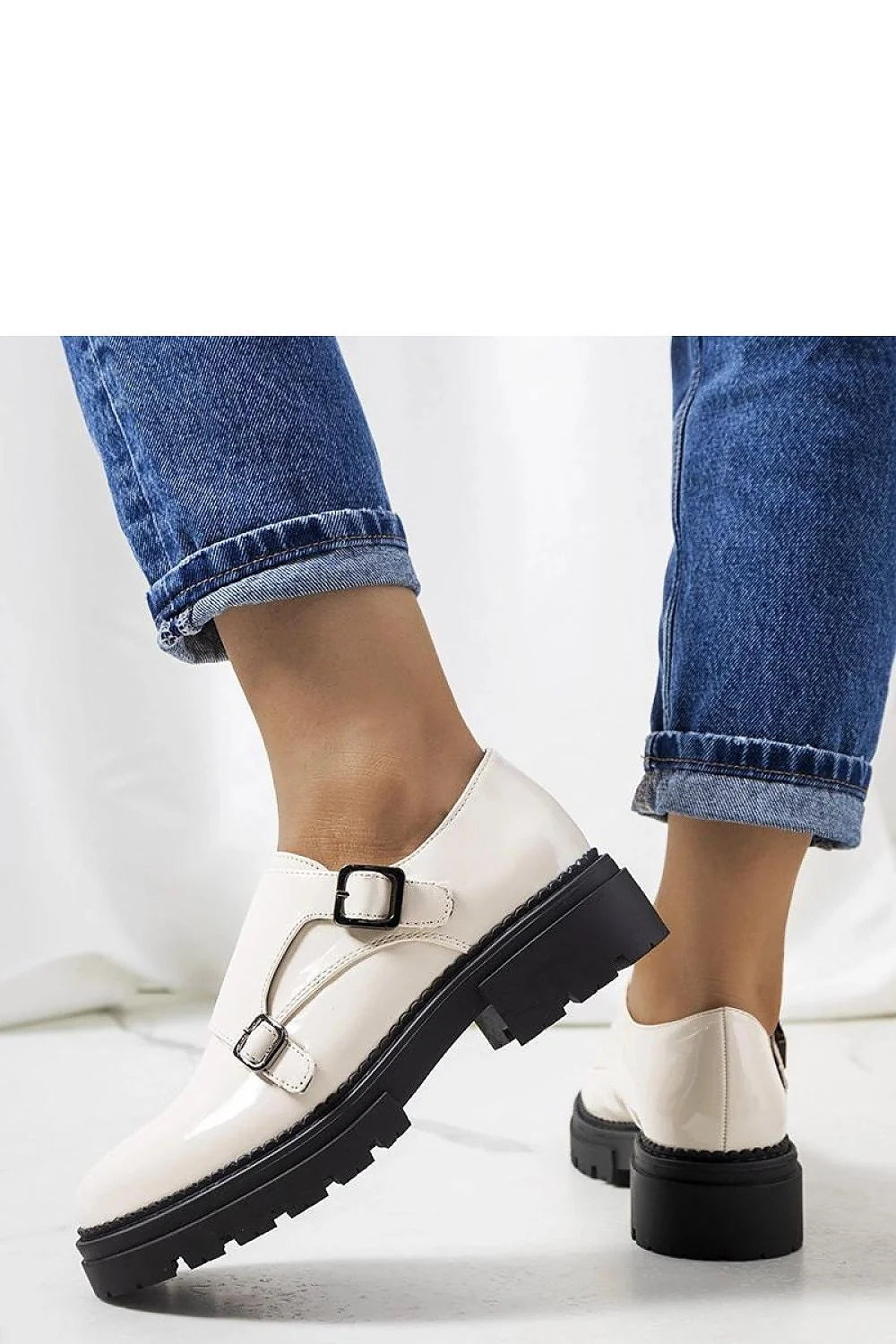 Chaussures basses pour femmes, design moderne, Derby, cuir verni, semelle crantée, couleur crème, confort, style élégant, occasion polyvalente, finitions luxueuses, idée cadeau, mode actuelle, tendance saisonnière, collection automne-hiver