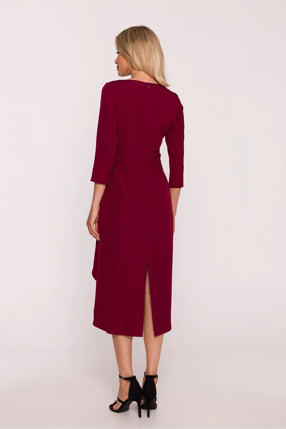 robe cocktail midi bordeaux crêpe fluide volants asymétrique manches troisquarts encolure ronde légèrement ajustée taille marquée fente arrière
