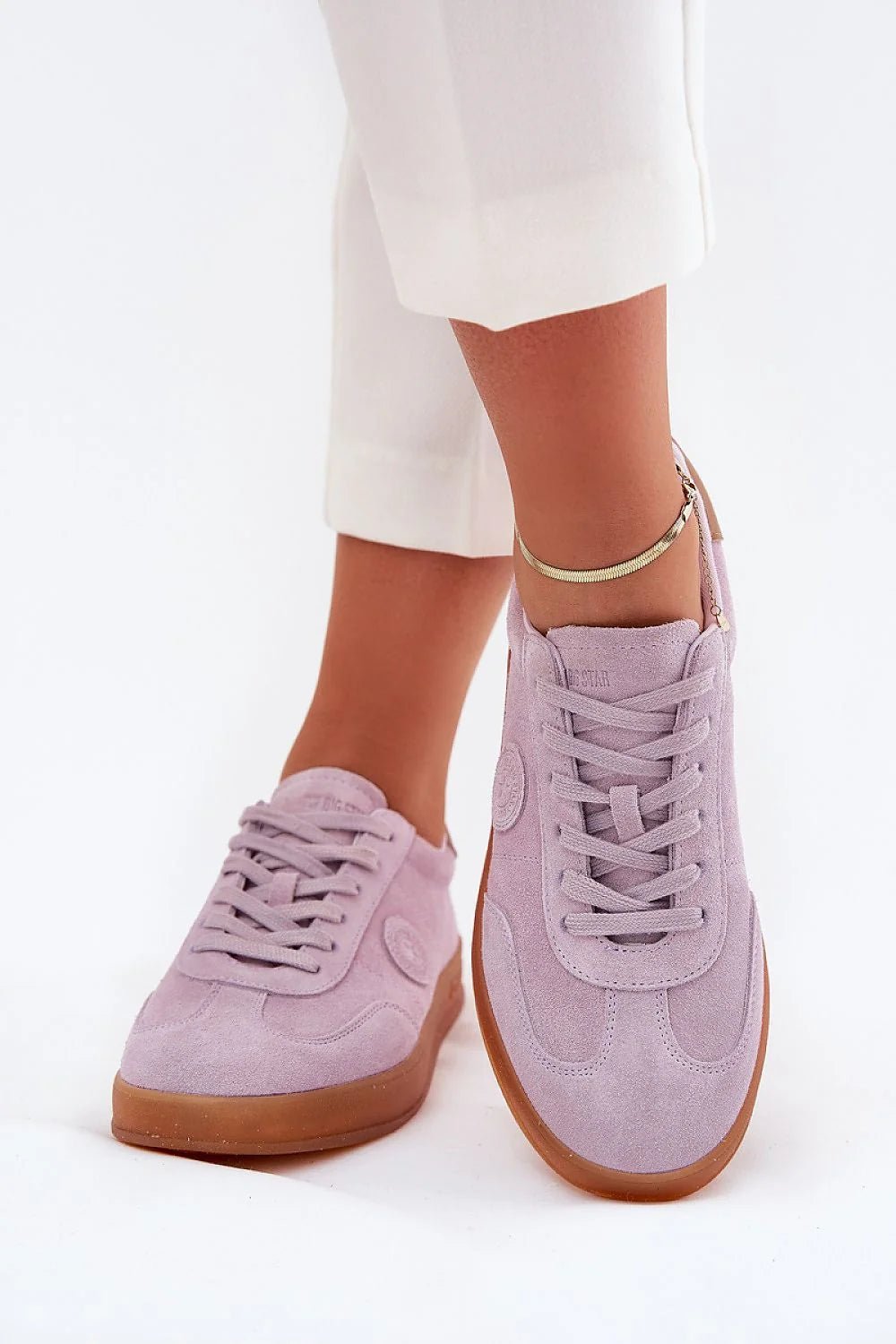 Chaussures de sport féminines modernes en daim pastel lavande avec logo discret et semelle en caoutchouc gomme