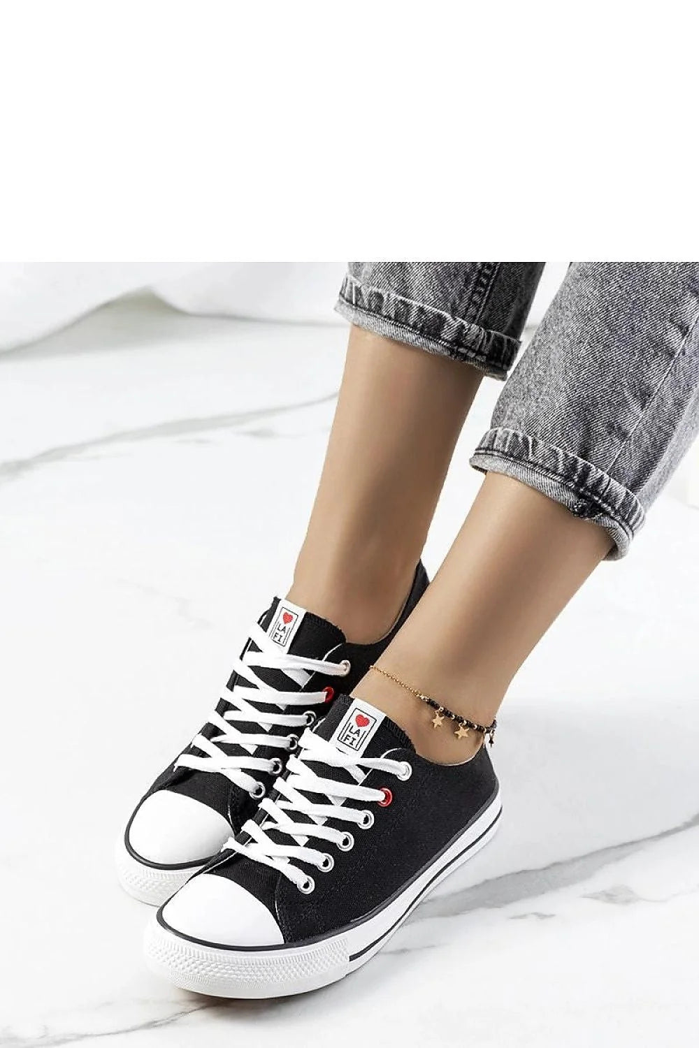 Baskets classiques noires blanches Kolind tige en toile semelle caoutchouc lacets blancs logo femme
