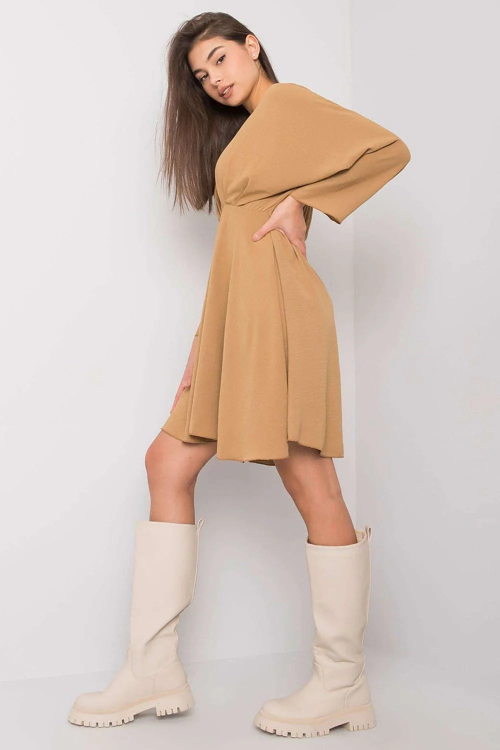 Robe moderne femme couleur camel en polyester 95% élasthanne 5% coupe évasée en V manches longues sans ceinture