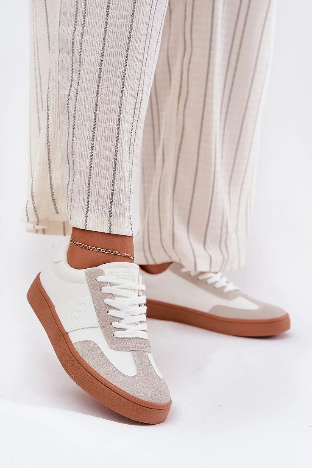 Chaussures de sport pour femme modernes et élégantes Step in style confortable en cuir et daim beige, semelle souple, logo embossé, style polyvalent pour quotidien et soirées