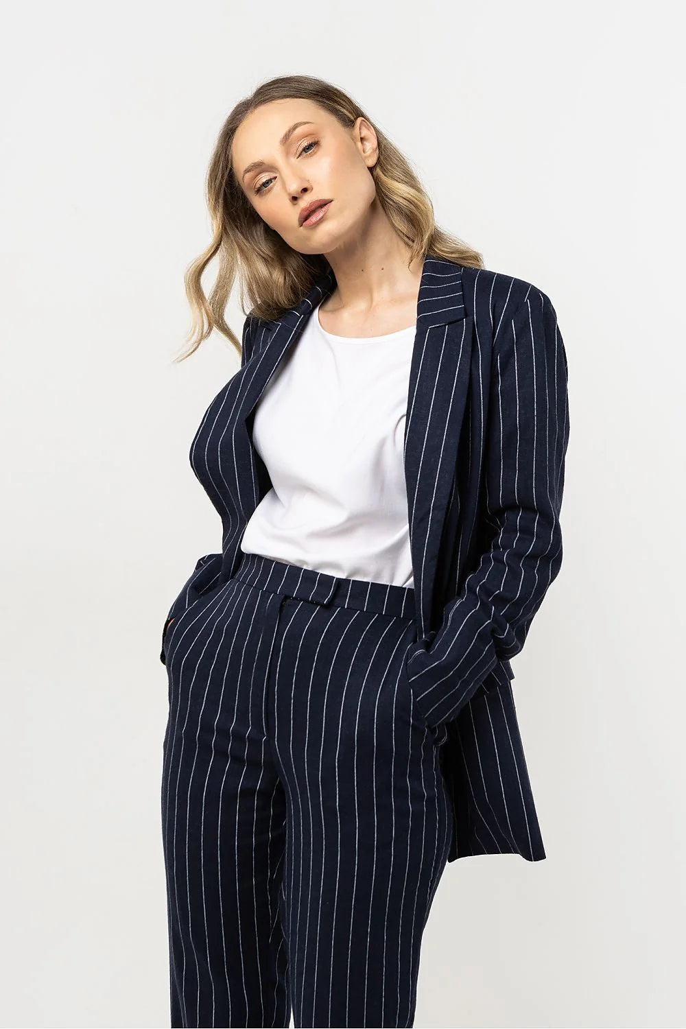 Blazer et pantalon assortis pour femmes rayures verticales bleu marine en lin élégance coupé droit polyvalent saison intermédiaire