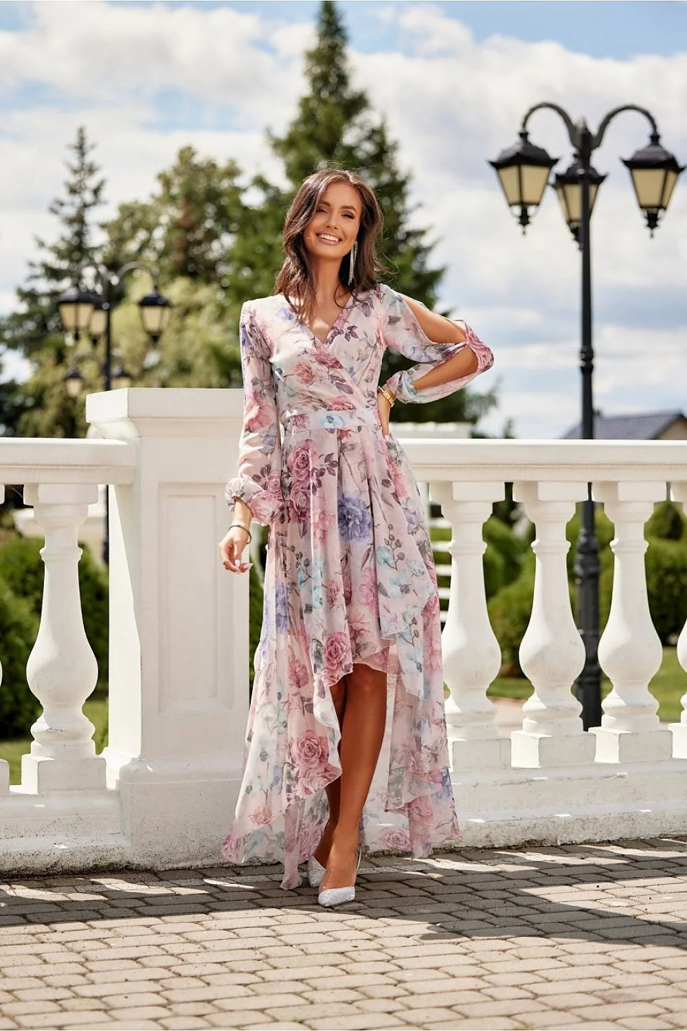 robe asymétrique longue motif floral pastel manches bouffantes poignets resserrés taille cintrée ceinture intégrée chiffon voile fluide décolleté V croisé